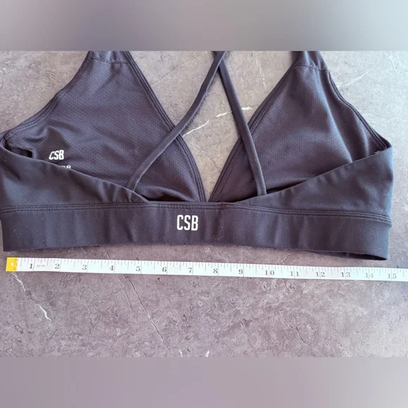 Elegant Black Cross-Back Sports Bra - Picture 4 of 4